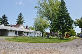 Lucky Horseshoe Cabins Hotel Au Sable Exterior photo